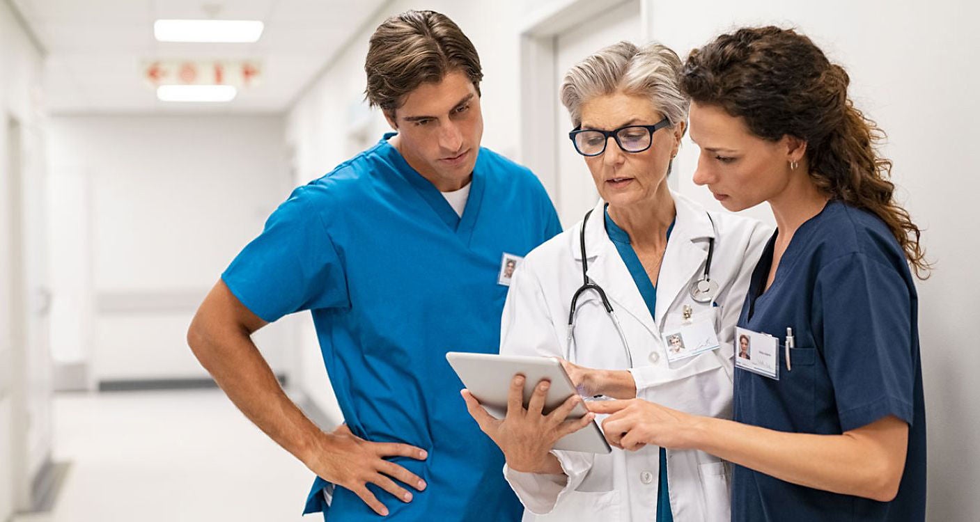 Ärzt:innen besprechen eine Krankenakte.
