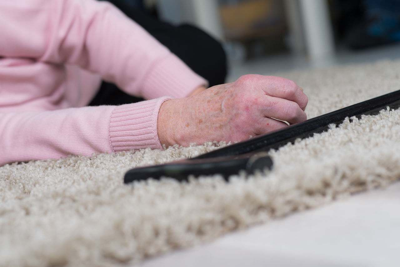seniorin liegt reglos auf dem boden