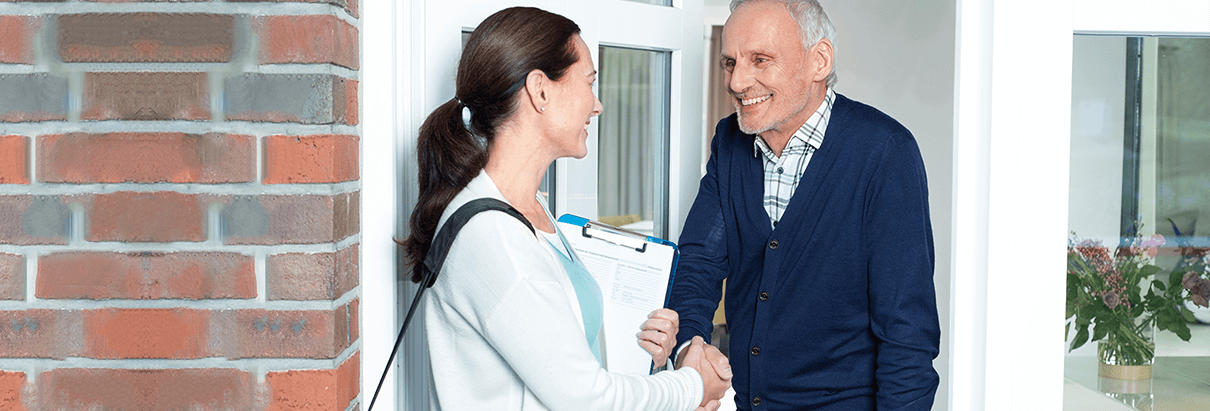 Hausbesuch einer Homecare Mitarbeiterin
